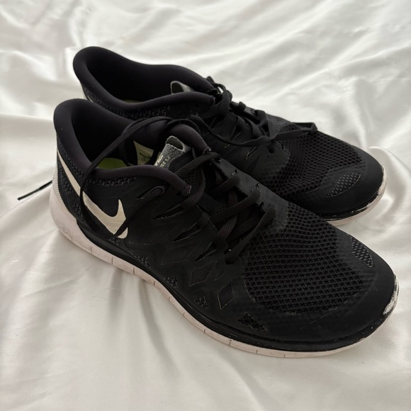 Nike Black and White Running Shoes - Picture 1 of 4